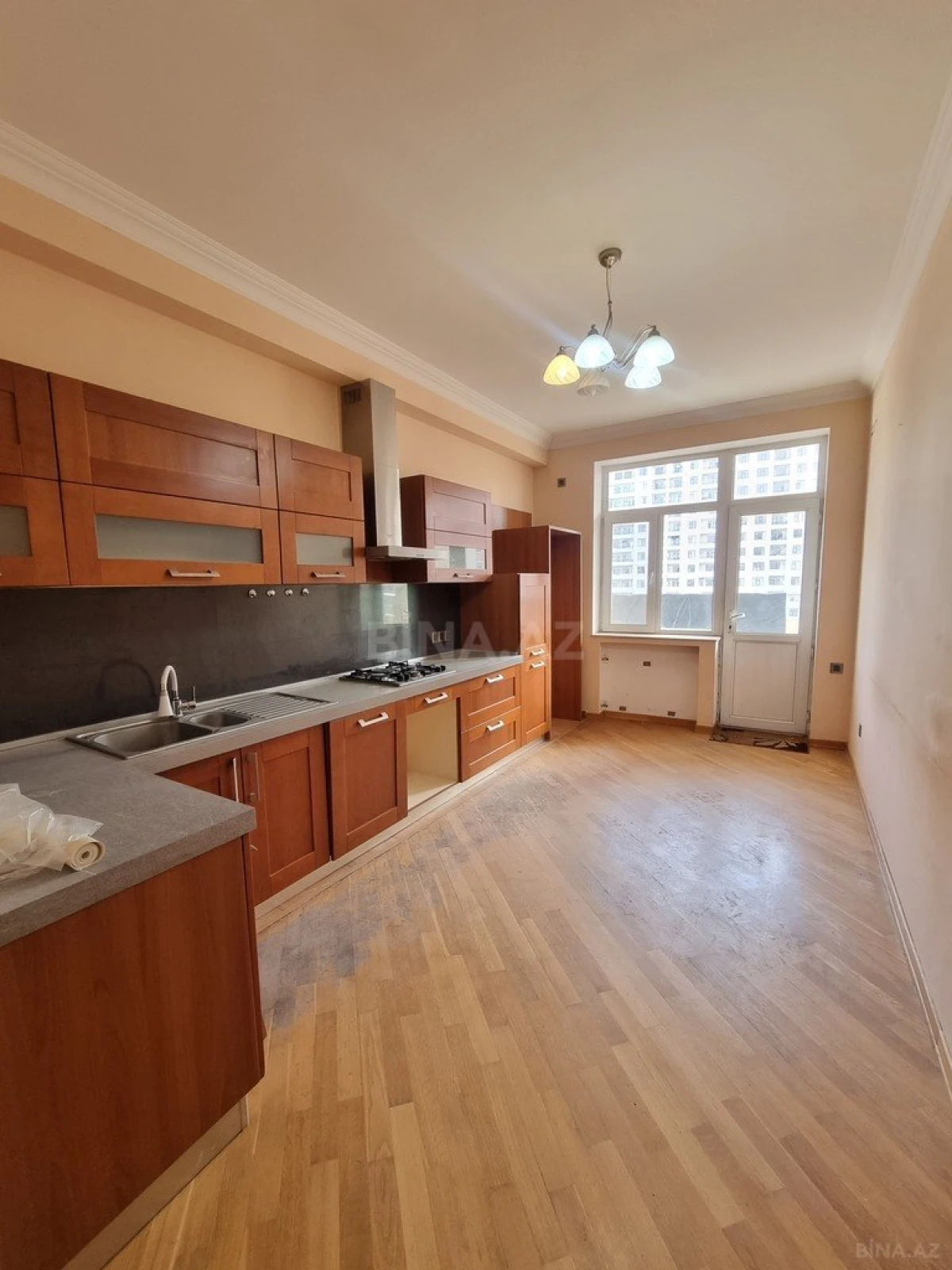 Satılır 4 otaqlı mənzil 172 m²