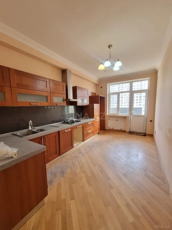 Satılır 4 otaqlı mənzil 172 m²