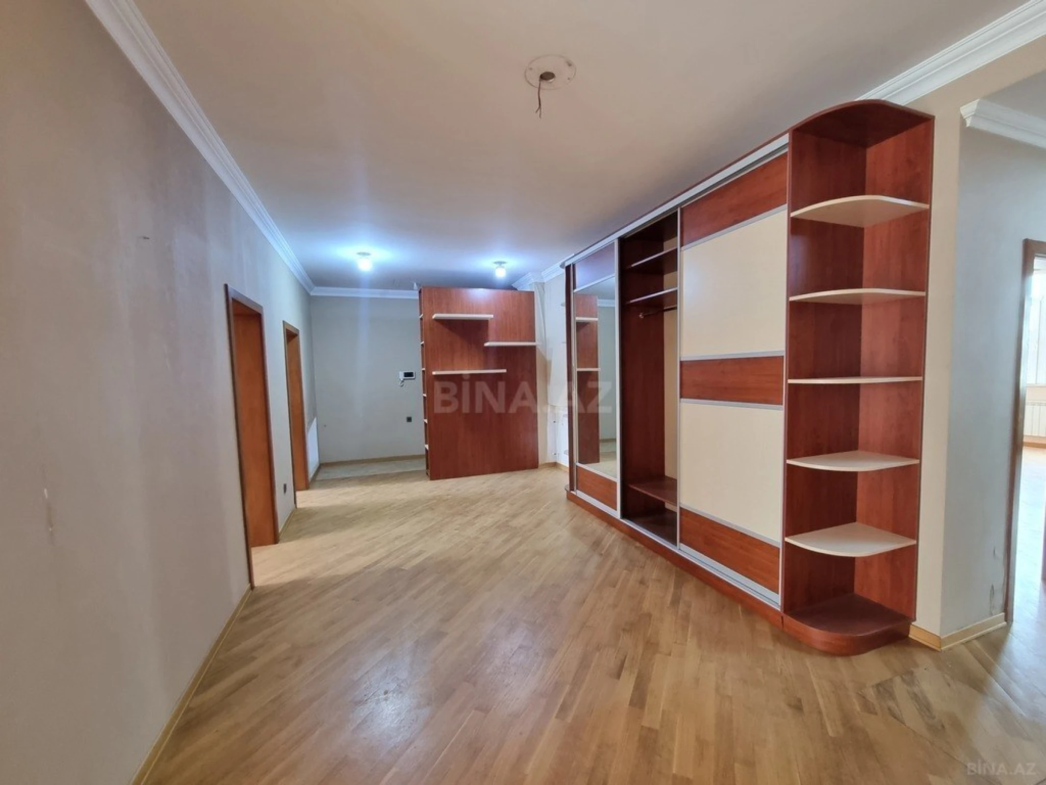 Satılır 4 otaqlı mənzil 172 m²