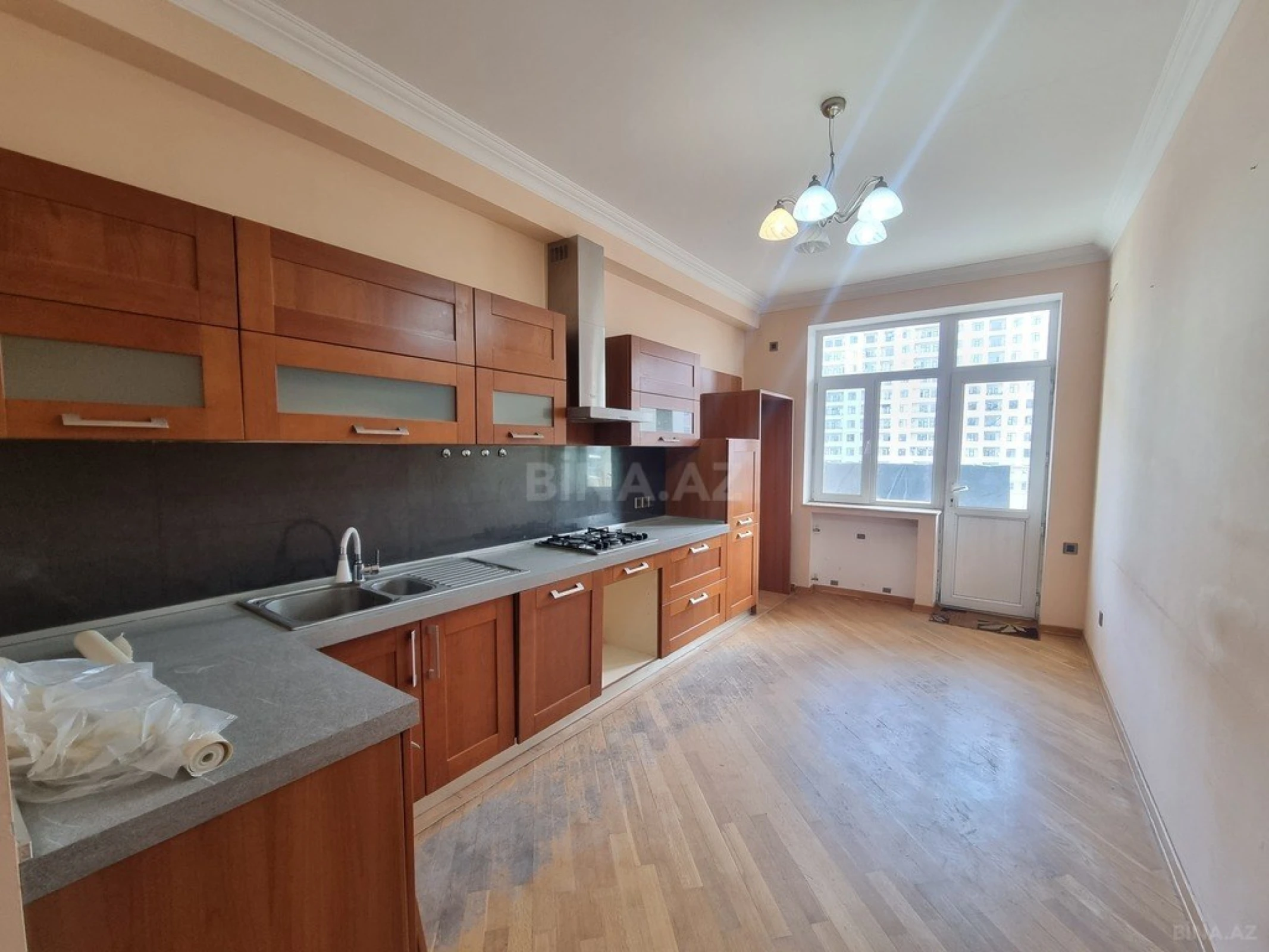 Satılır 4 otaqlı mənzil 172 m²