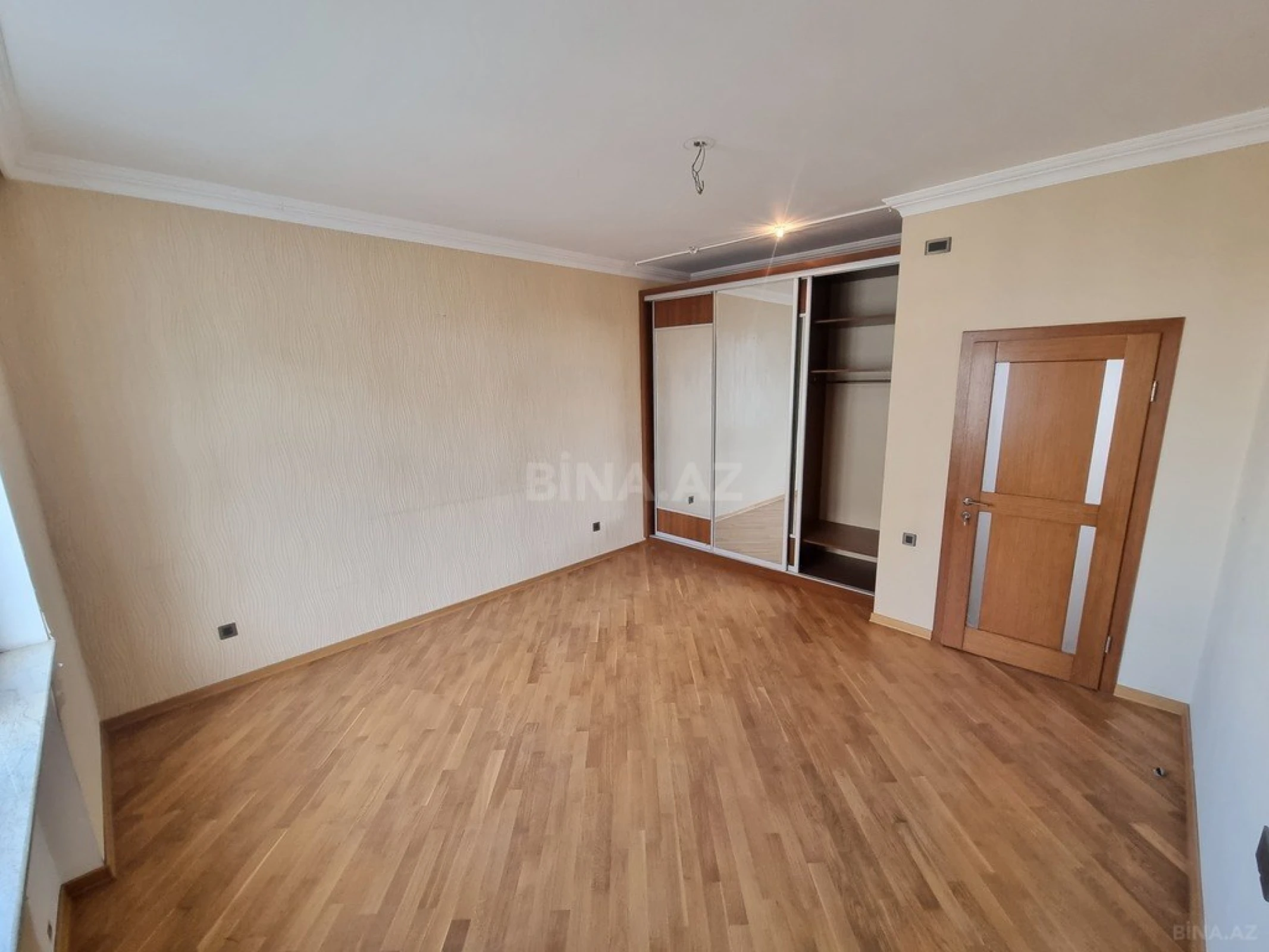 Satılır 4 otaqlı mənzil 172 m²