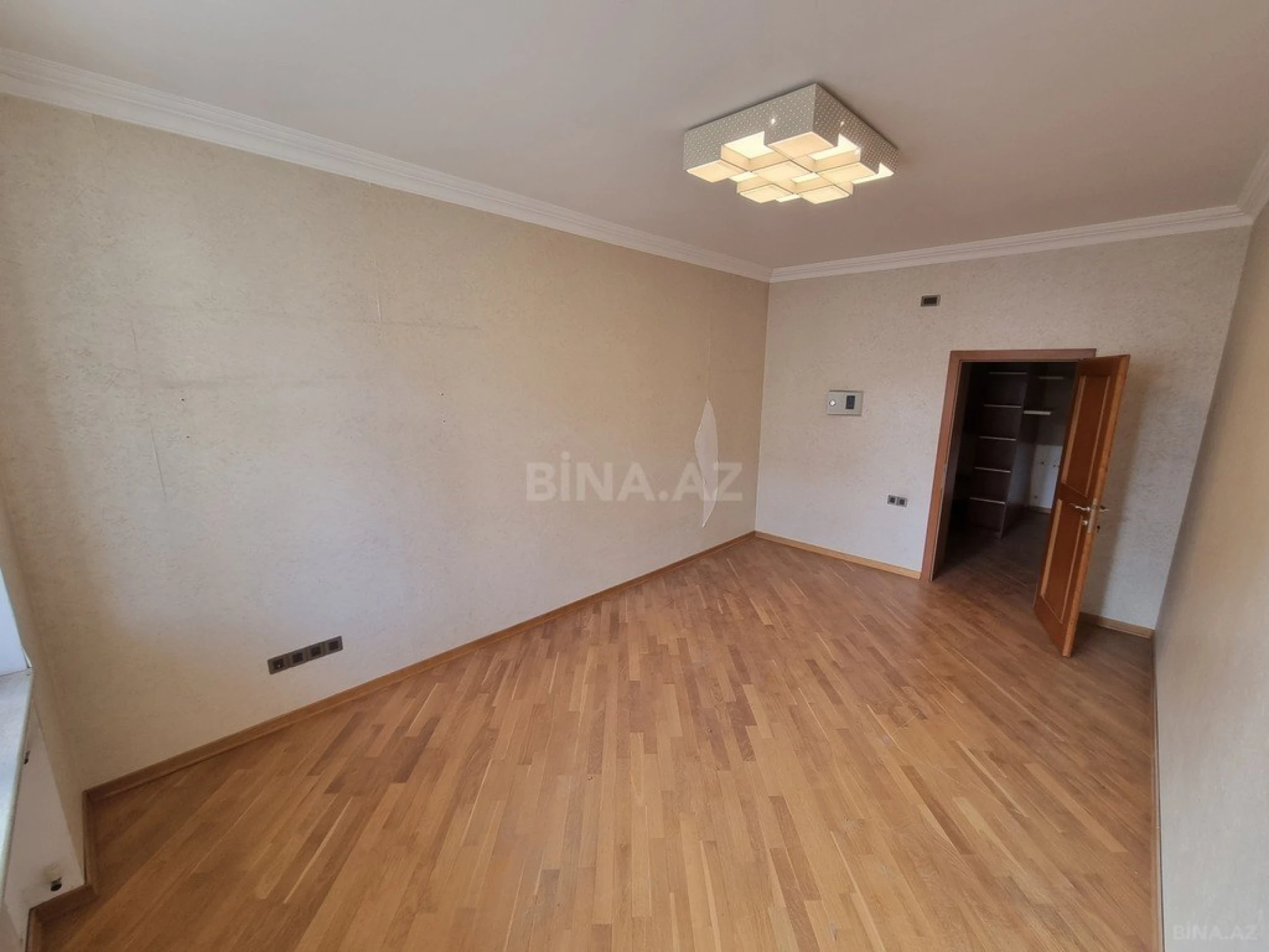 Satılır 4 otaqlı mənzil 172 m²