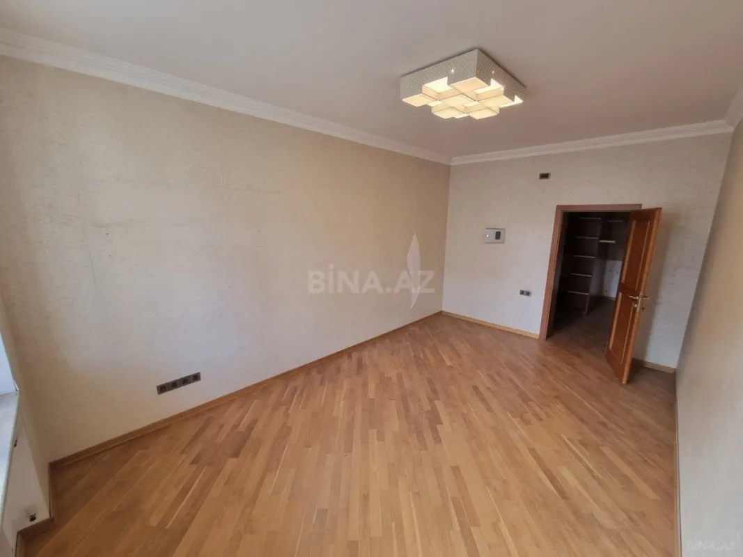 Satılır 4 otaqlı mənzil 172 m²