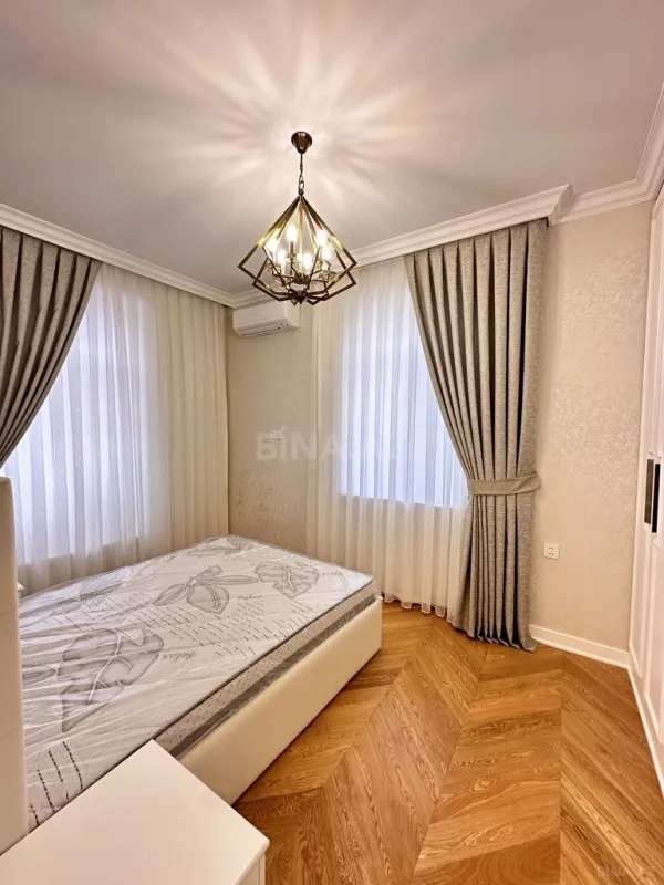 Satılır 4 otaqlı mənzil 130 m²
