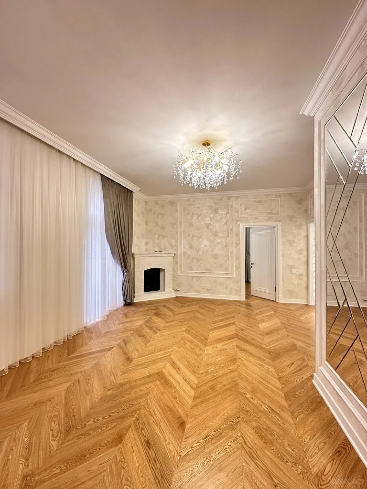 Satılır 4 otaqlı mənzil 130 m²