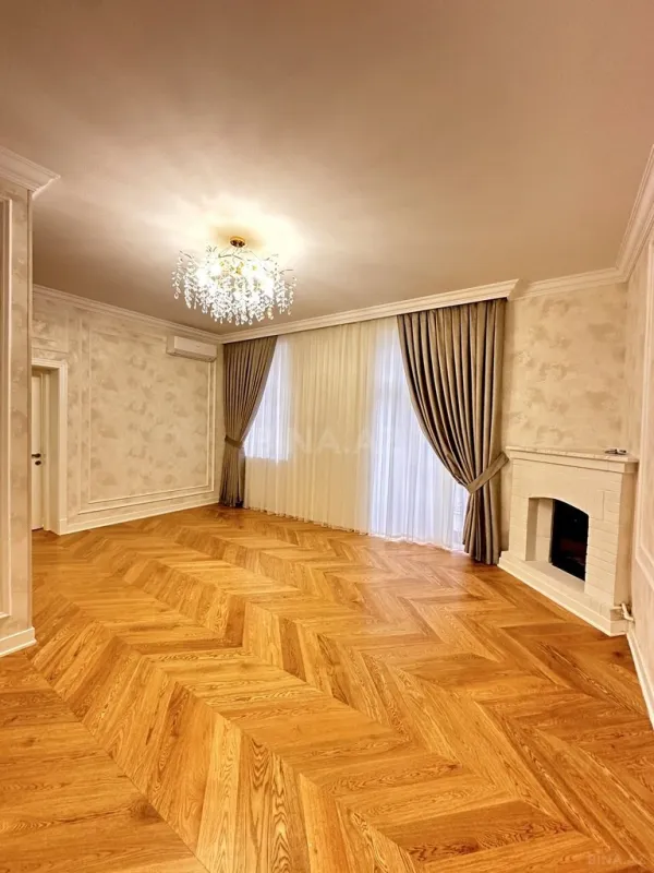 Satılır 4 otaqlı mənzil 130 m²