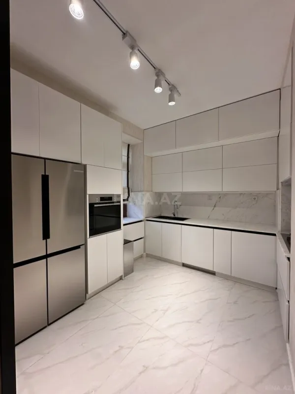 Satılır 4 otaqlı mənzil 130 m²