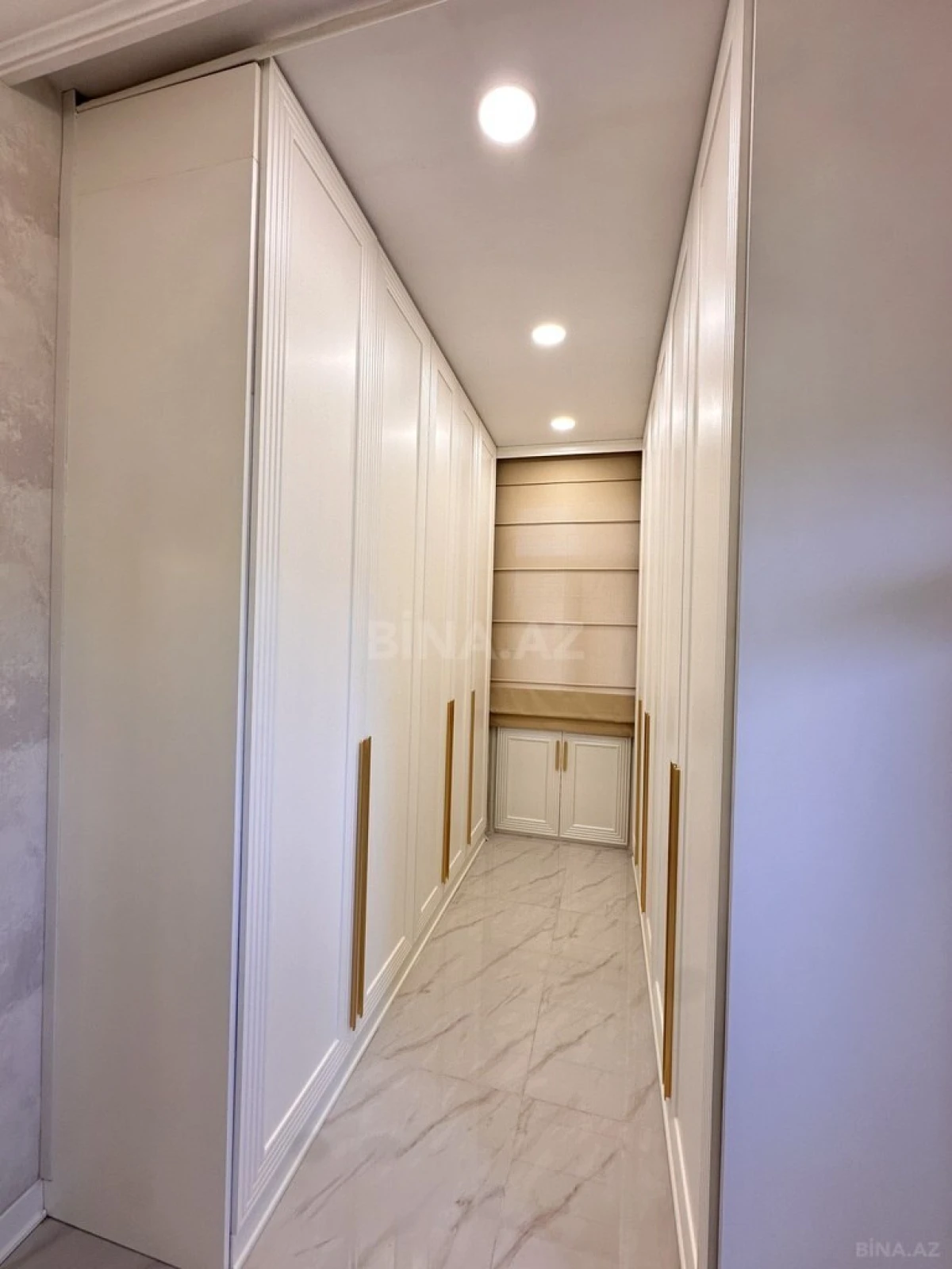 Satılır 4 otaqlı mənzil 130 m²