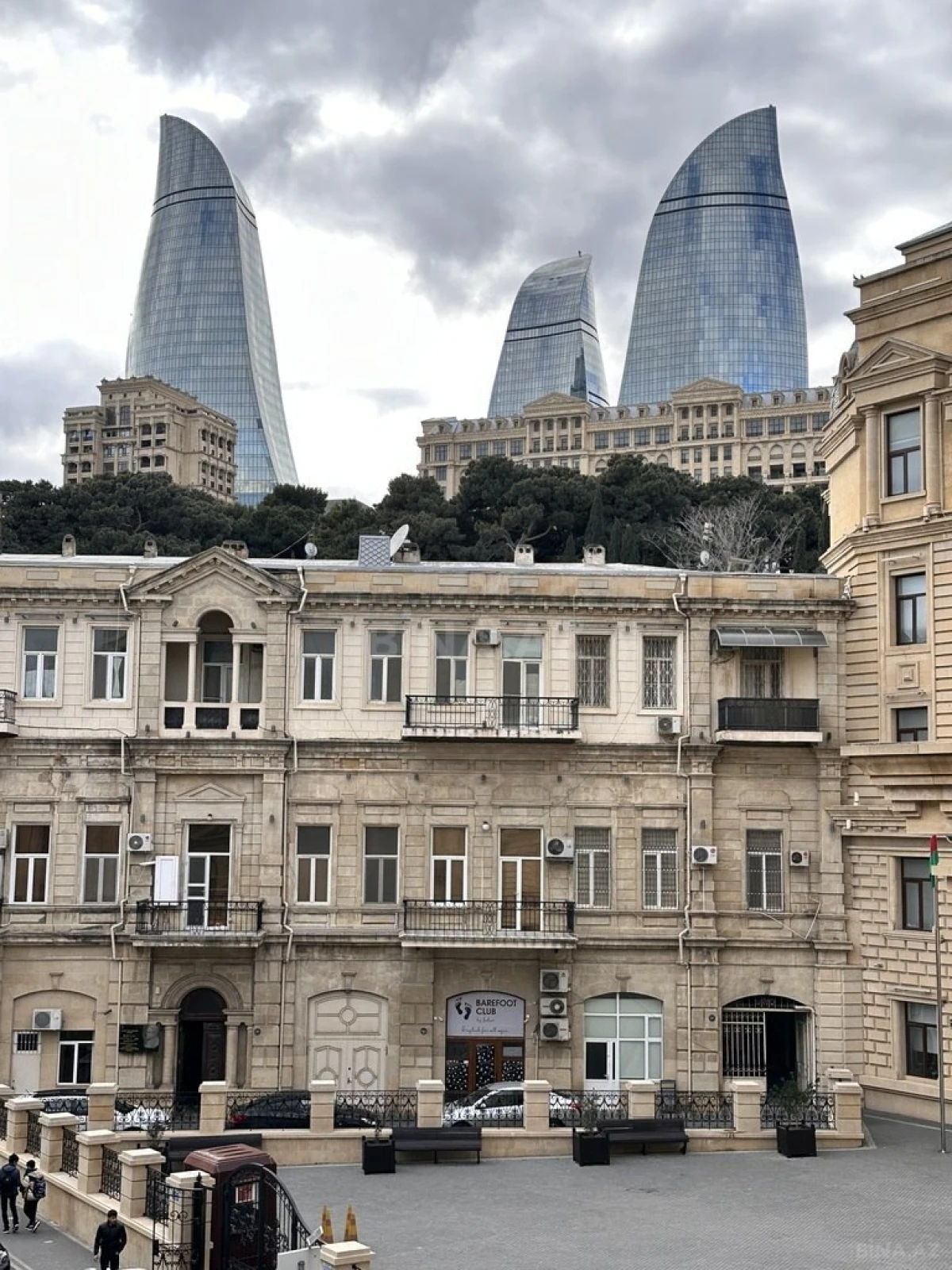 Satılır 4 otaqlı mənzil 130 m²