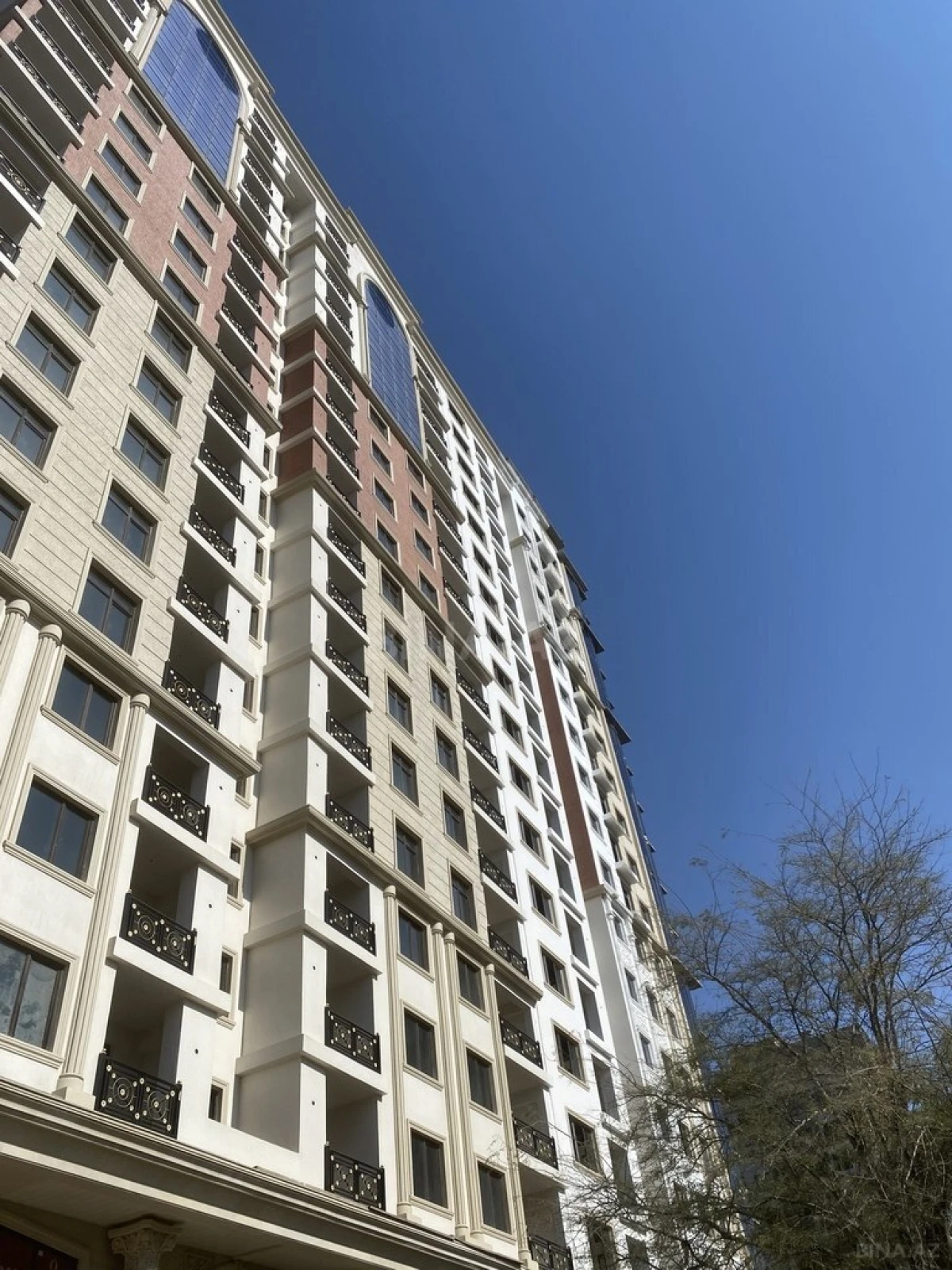 Satılır 4 otaqlı mənzil 207 m²