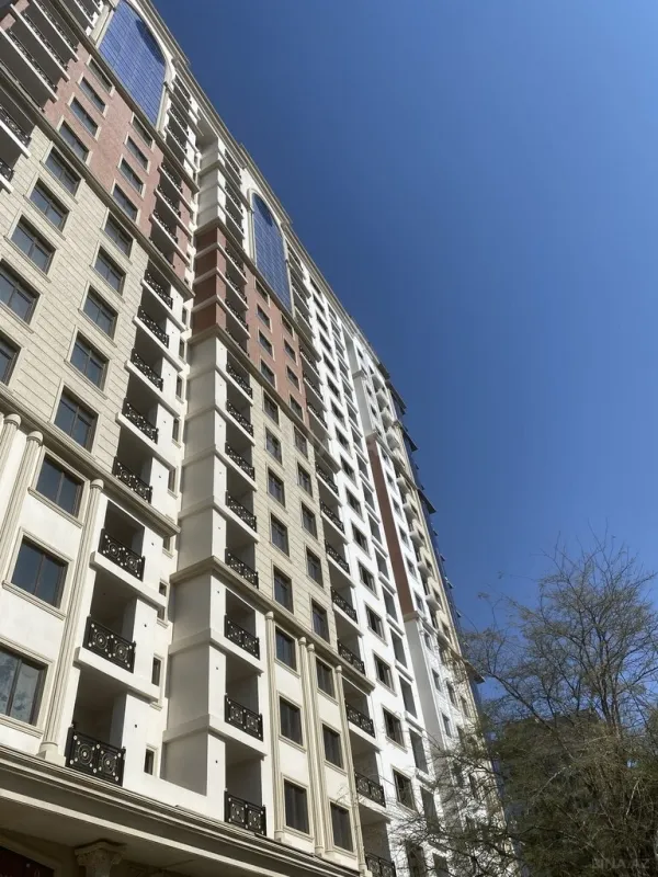 Satılır 4 otaqlı mənzil 207 m²