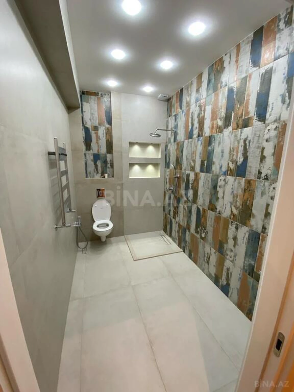 Satılır 5 otaqlı mənzil 217 m²