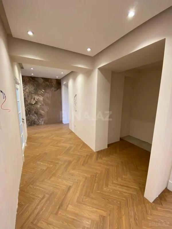 Satılır 5 otaqlı mənzil 217 m²