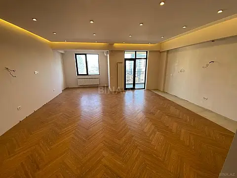 Satılır 5 otaqlı mənzil 217 m²