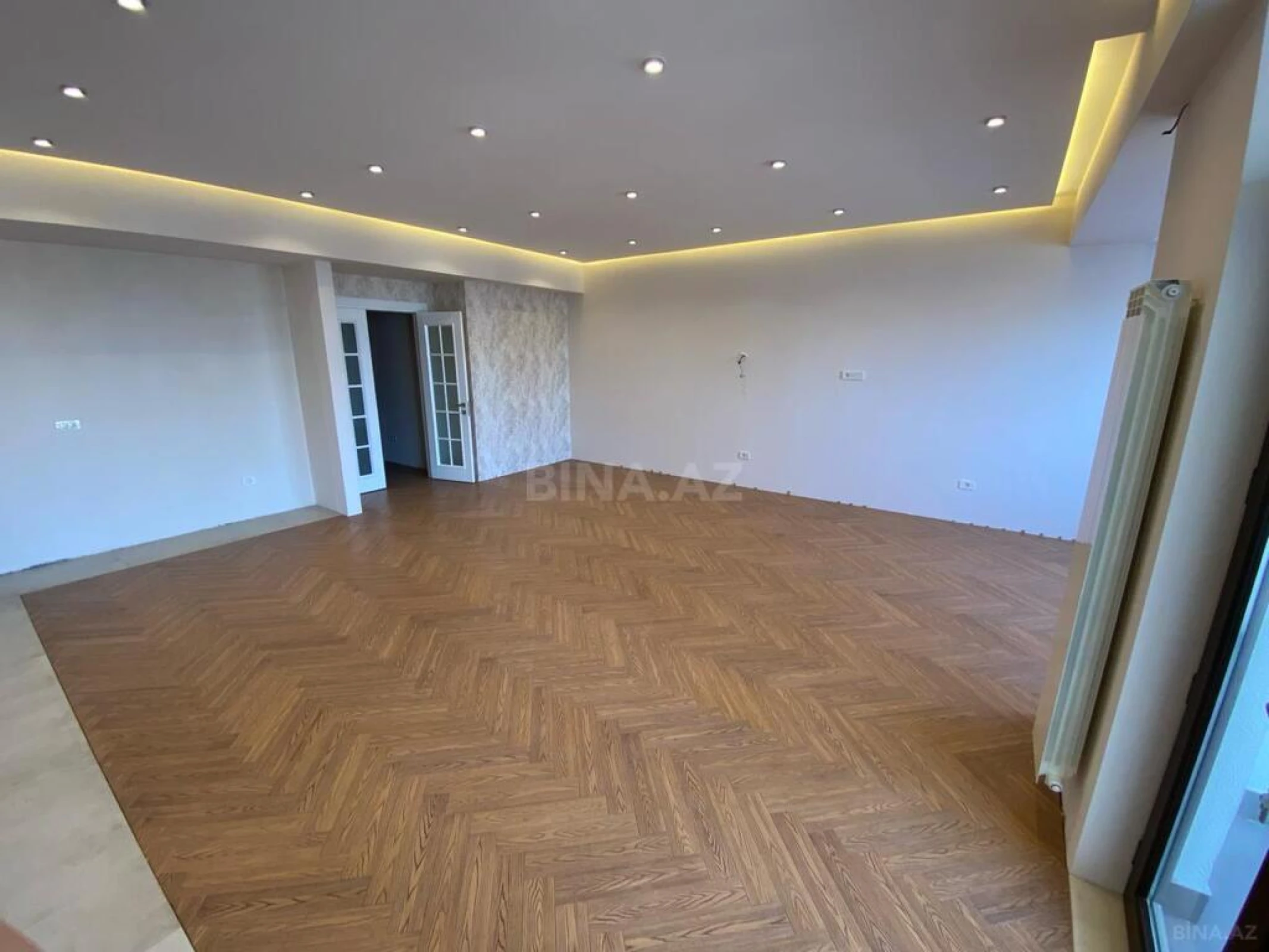 Satılır 5 otaqlı mənzil 217 m²