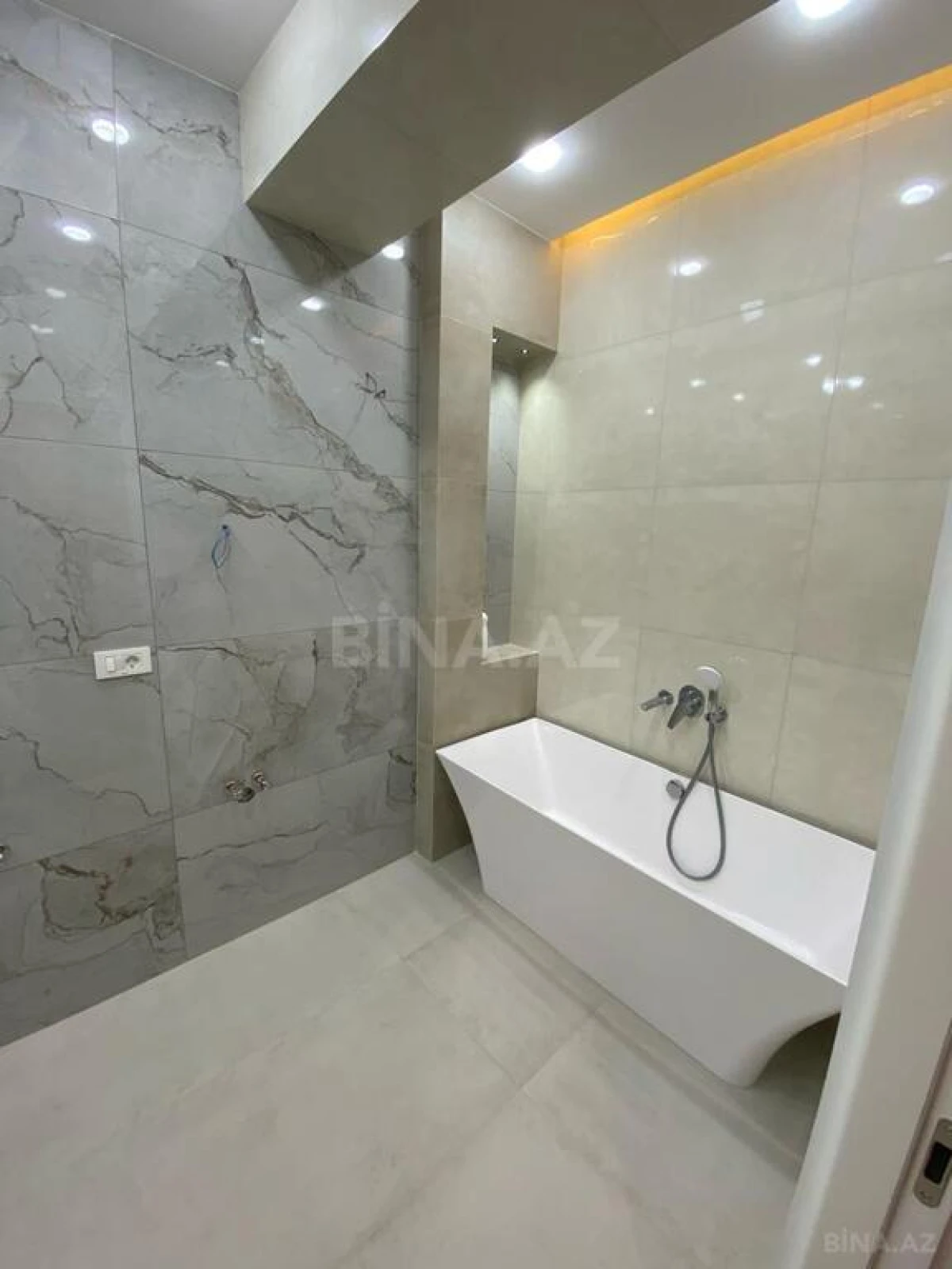 Satılır 5 otaqlı mənzil 217 m²