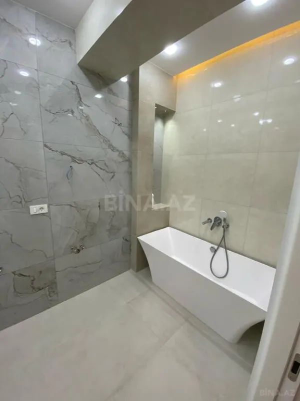 Satılır 5 otaqlı mənzil 217 m²