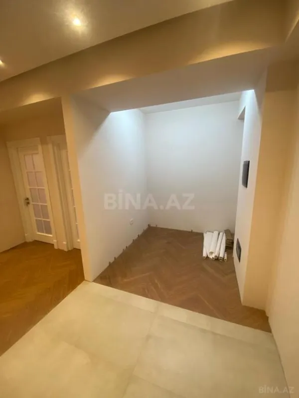 Satılır 5 otaqlı mənzil 217 m²