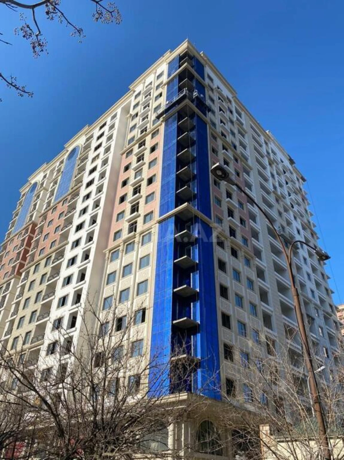 Satılır 3 otaqlı mənzil 137 m²