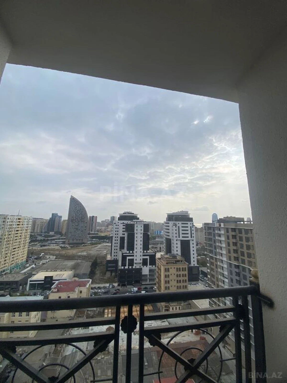 Satılır 3 otaqlı mənzil 153 m²