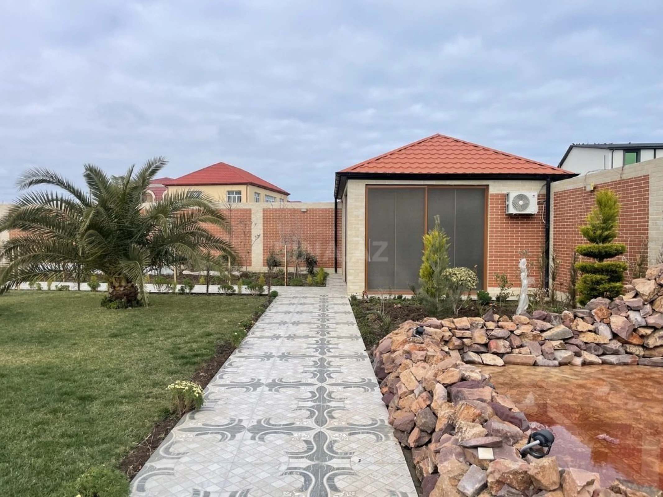 Satılır 5 otaqlı həyət evi 600 m²