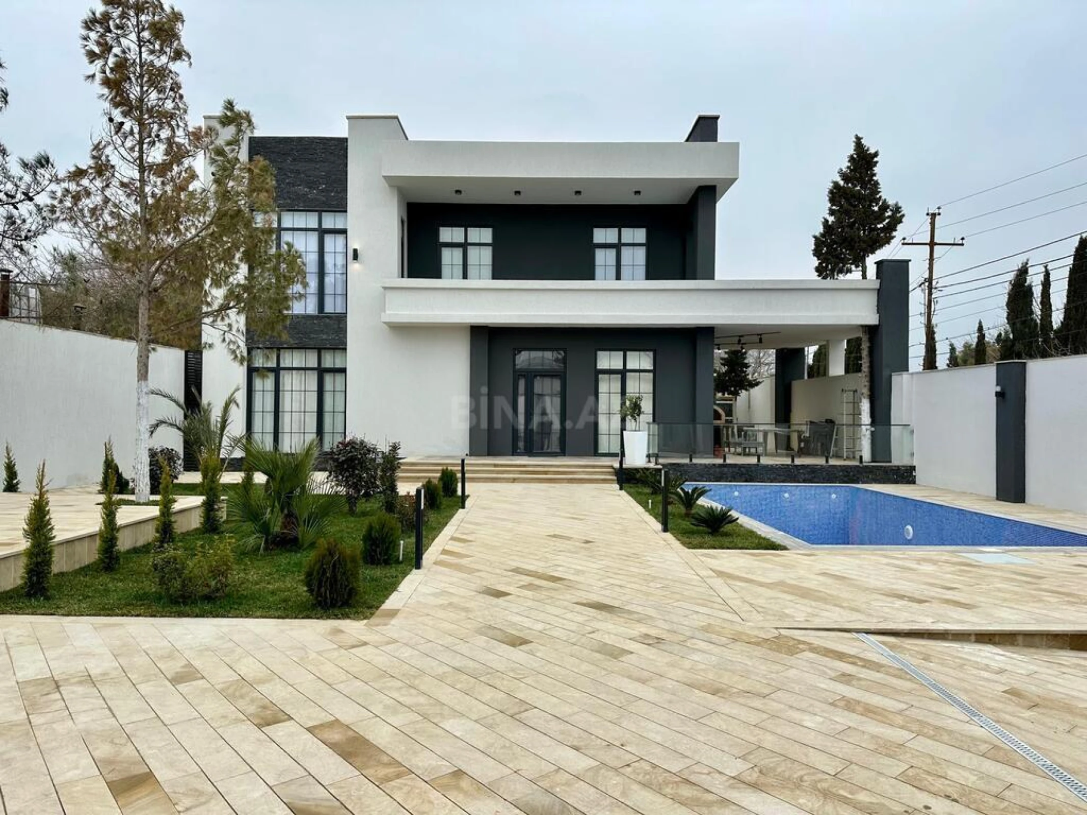 Satılır 5 otaqlı həyət evi 250 m²