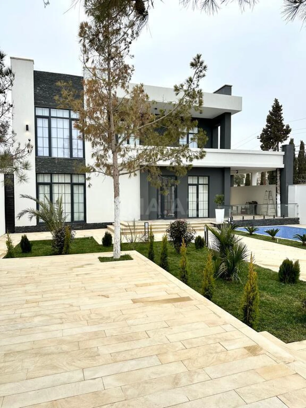 Satılır 5 otaqlı həyət evi 250 m²