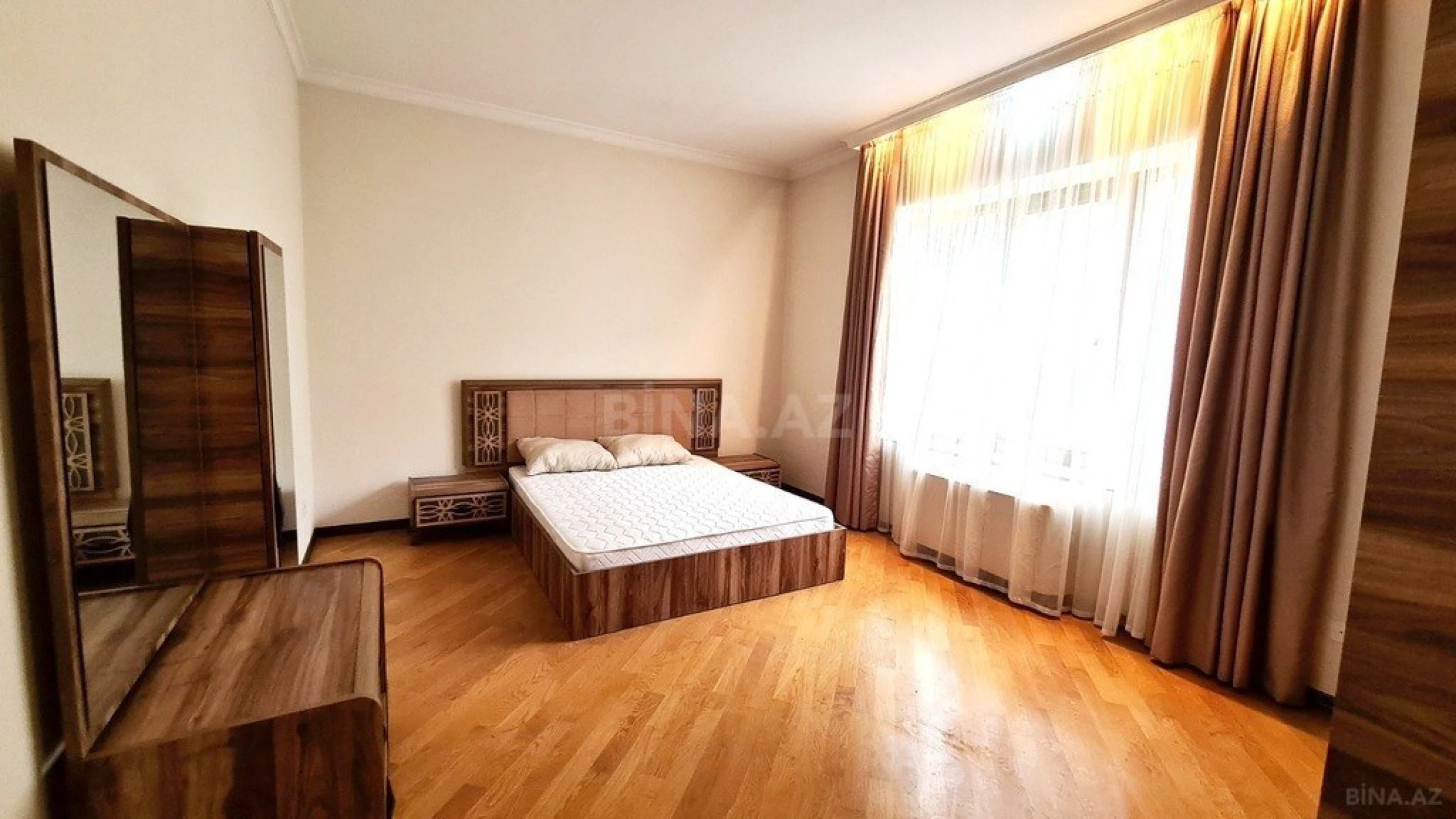 Satılır 5 otaqlı həyət evi 330 m²