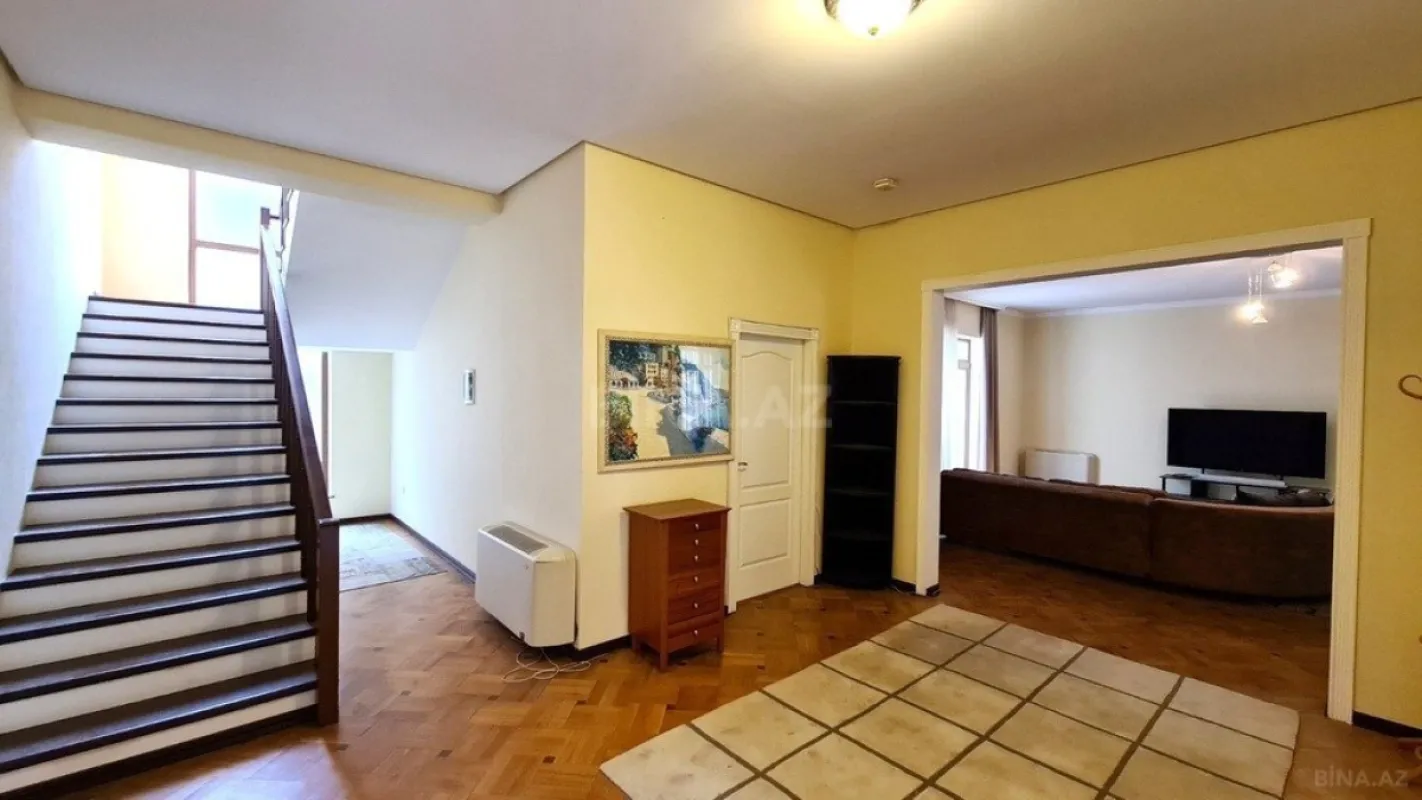 Satılır 5 otaqlı həyət evi 330 m²