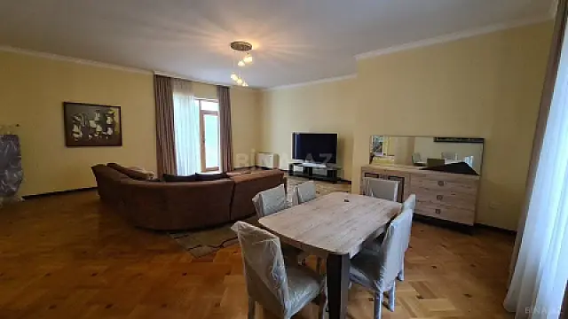 Satılır 5 otaqlı həyət evi 330 m²