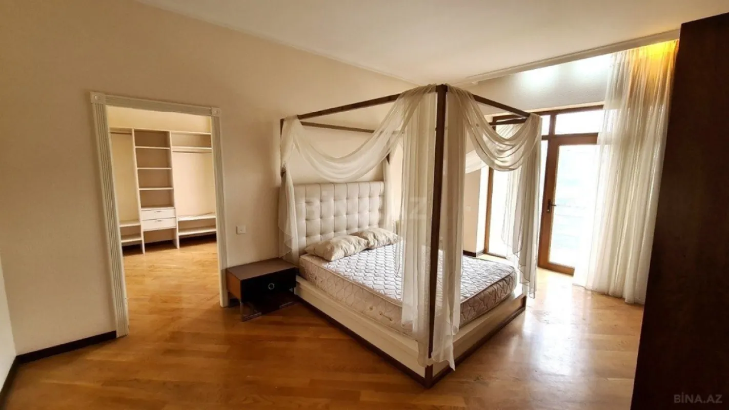 Satılır 5 otaqlı həyət evi 330 m²