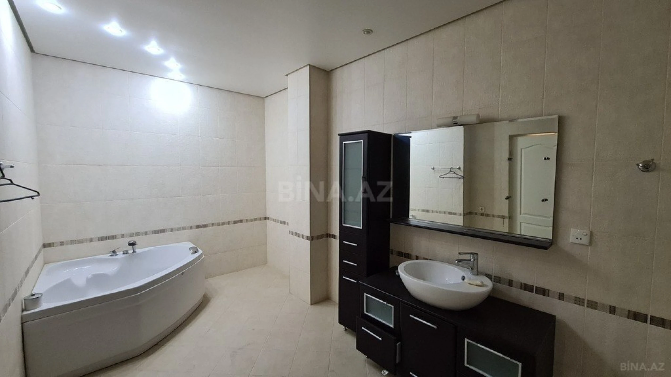 Satılır 5 otaqlı həyət evi 330 m²