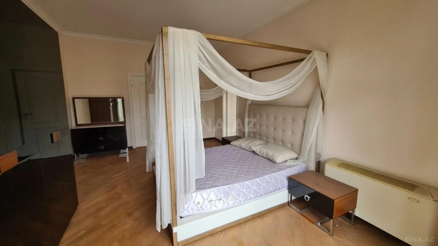 Satılır 5 otaqlı həyət evi 330 m²