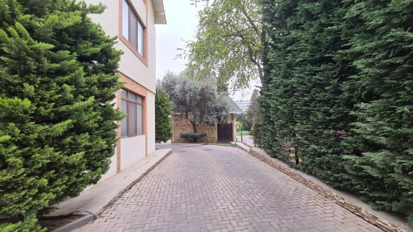 Satılır 5 otaqlı həyət evi 330 m²