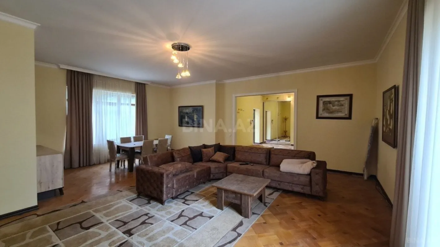Satılır 5 otaqlı həyət evi 330 m²