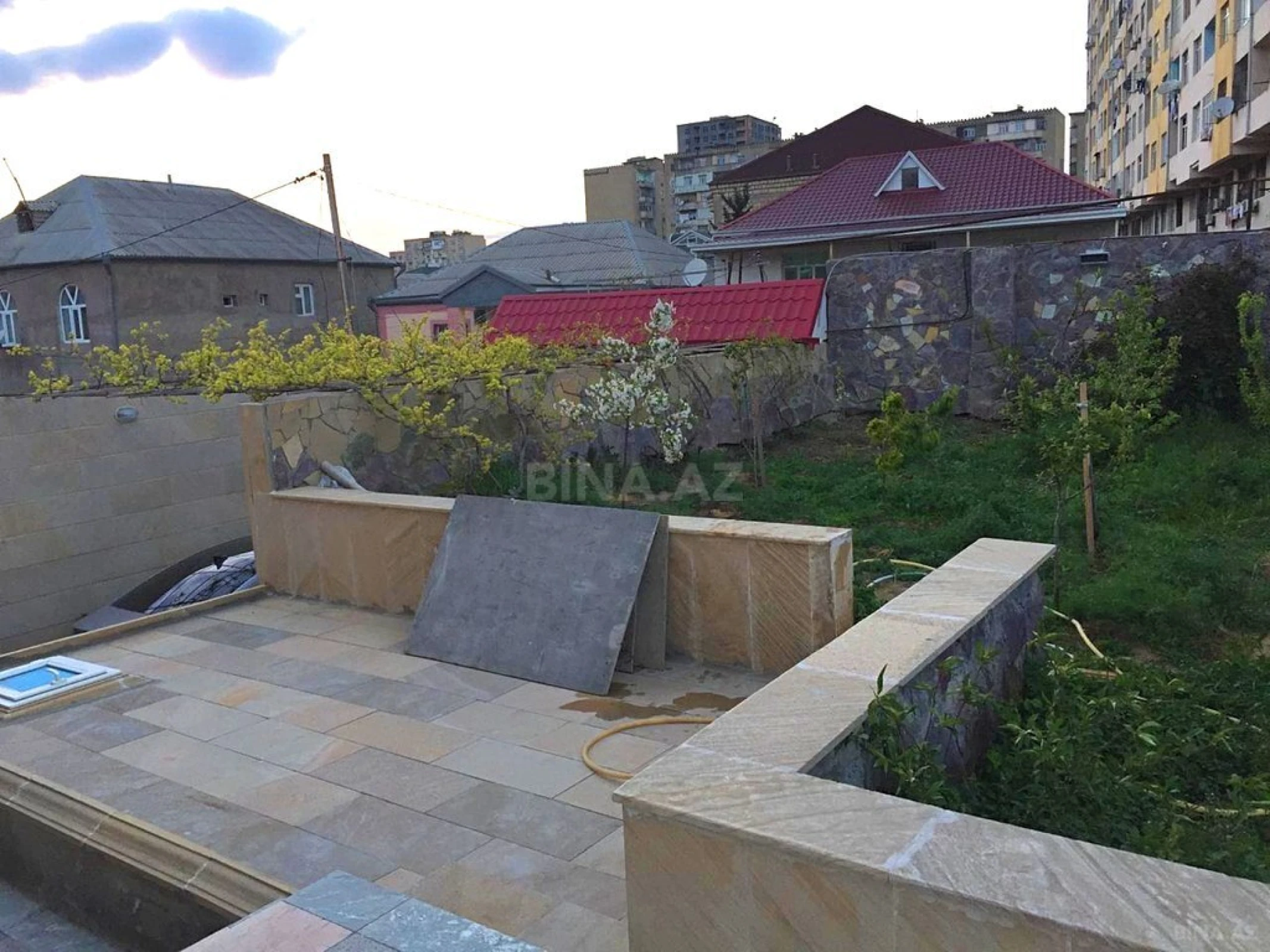 Satılır 5 otaqlı həyət evi 240 m²