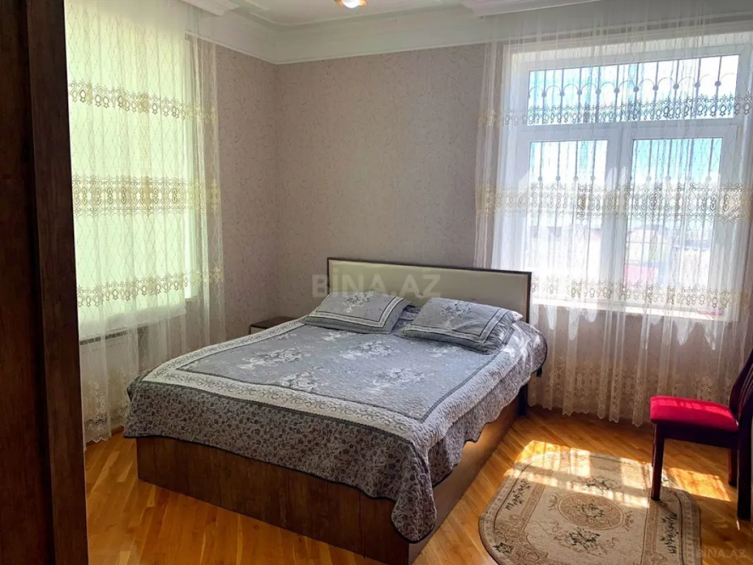 Satılır 5 otaqlı həyət evi 240 m²