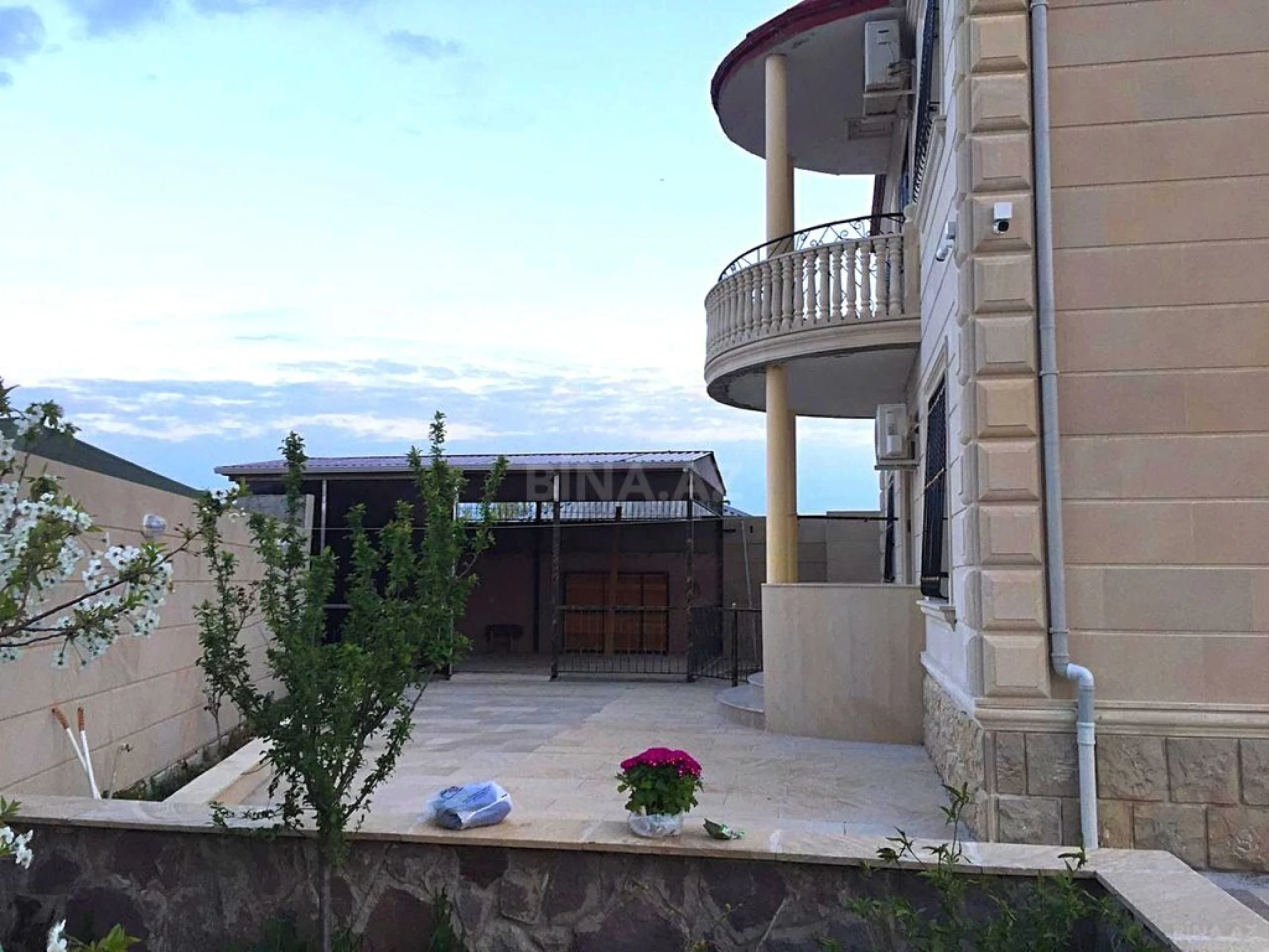 Satılır 5 otaqlı həyət evi 240 m²