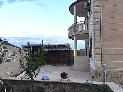 Satılır 5 otaqlı həyət evi 240 m²