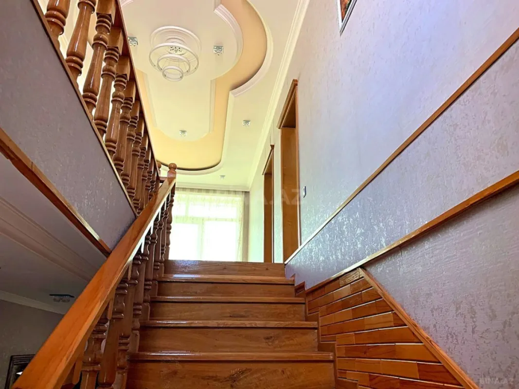 Satılır 5 otaqlı həyət evi 240 m²