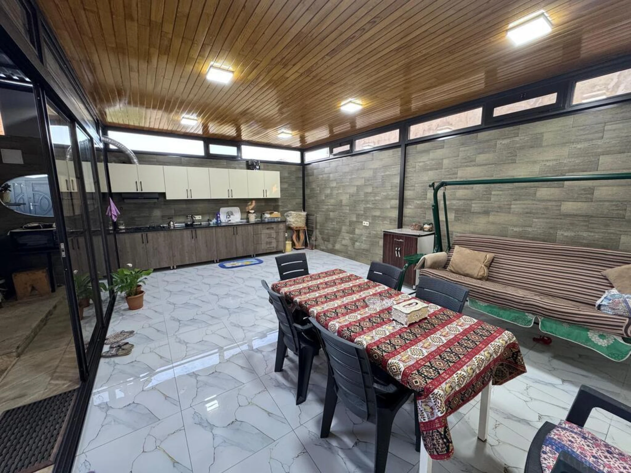 Satılır 5 otaqlı həyət evi 240 m²