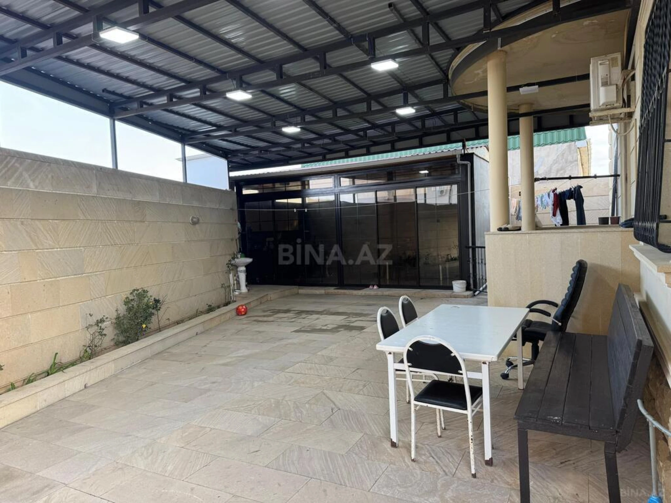 Satılır 5 otaqlı həyət evi 240 m²