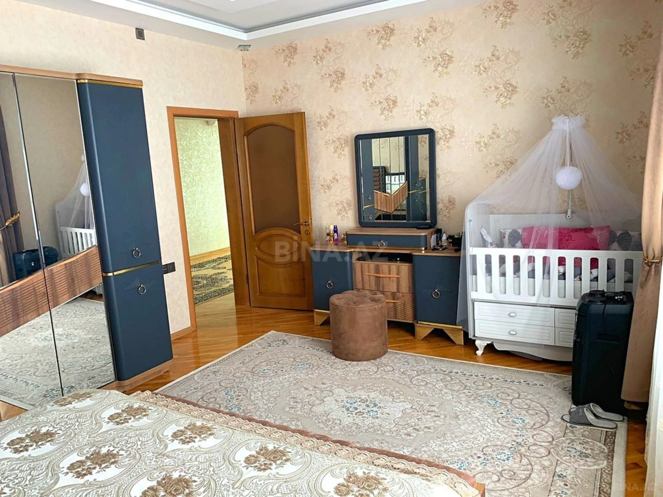 Satılır 5 otaqlı həyət evi 240 m²