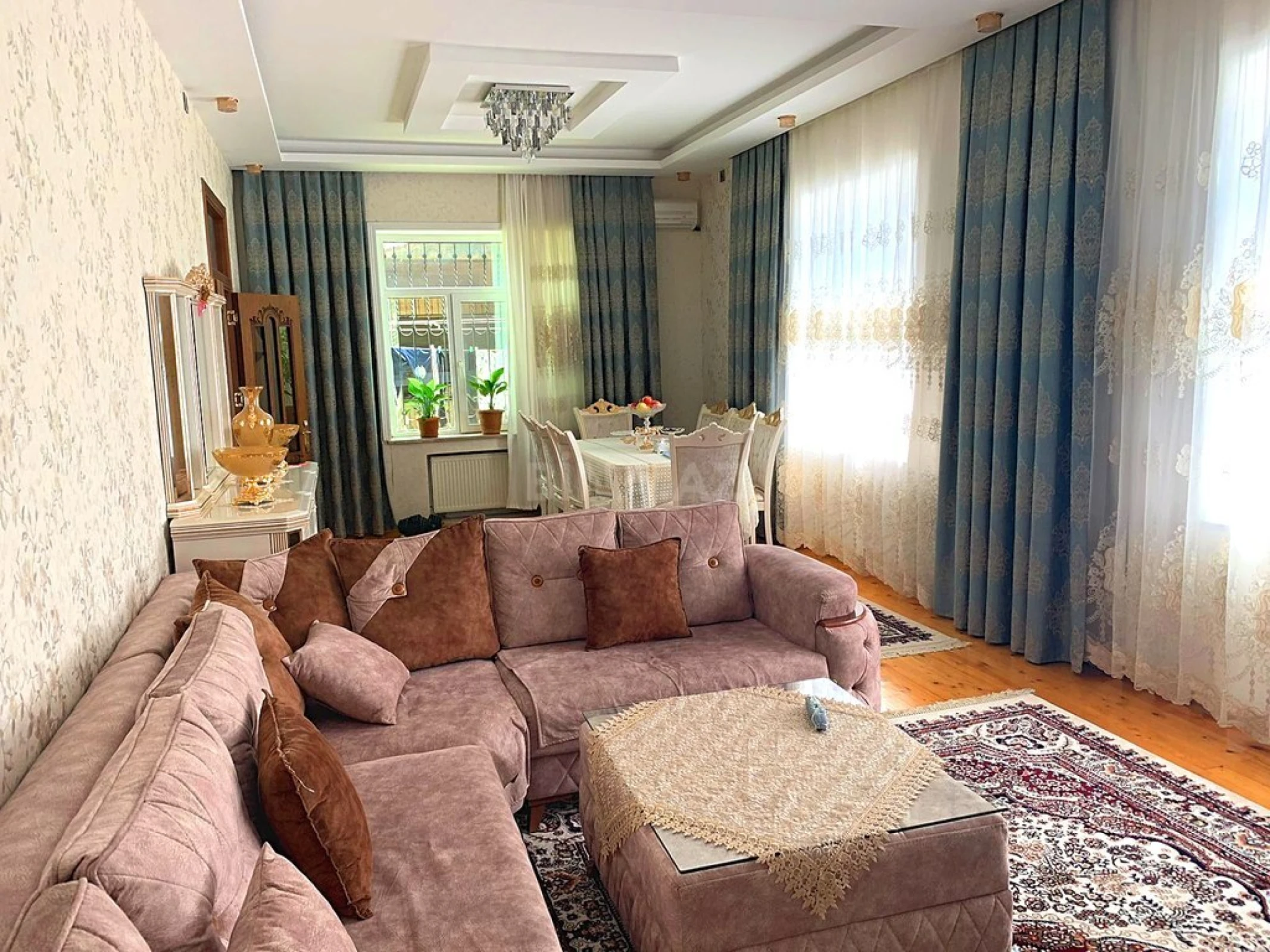 Satılır 5 otaqlı həyət evi 240 m²