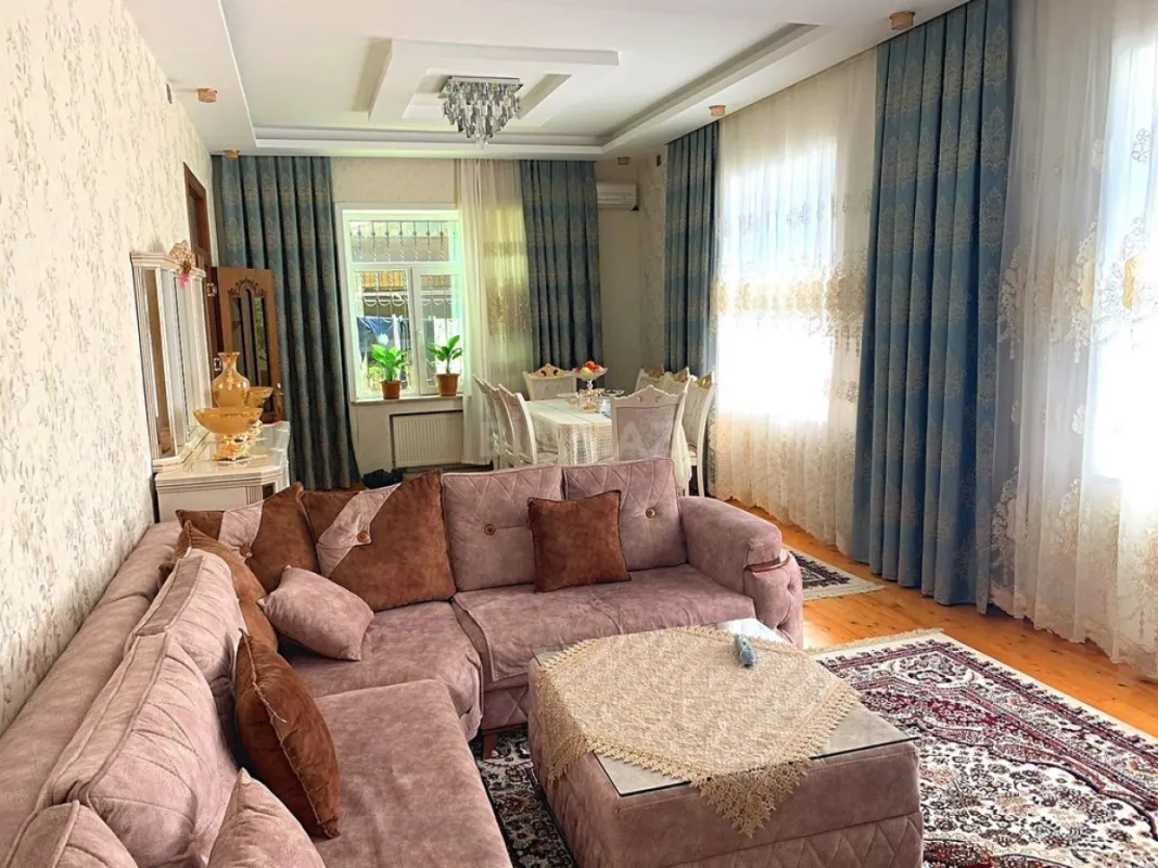 Satılır 5 otaqlı həyət evi 240 m²