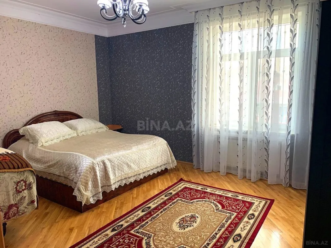 Satılır 5 otaqlı həyət evi 240 m²