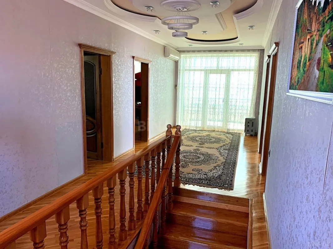 Satılır 5 otaqlı həyət evi 240 m²