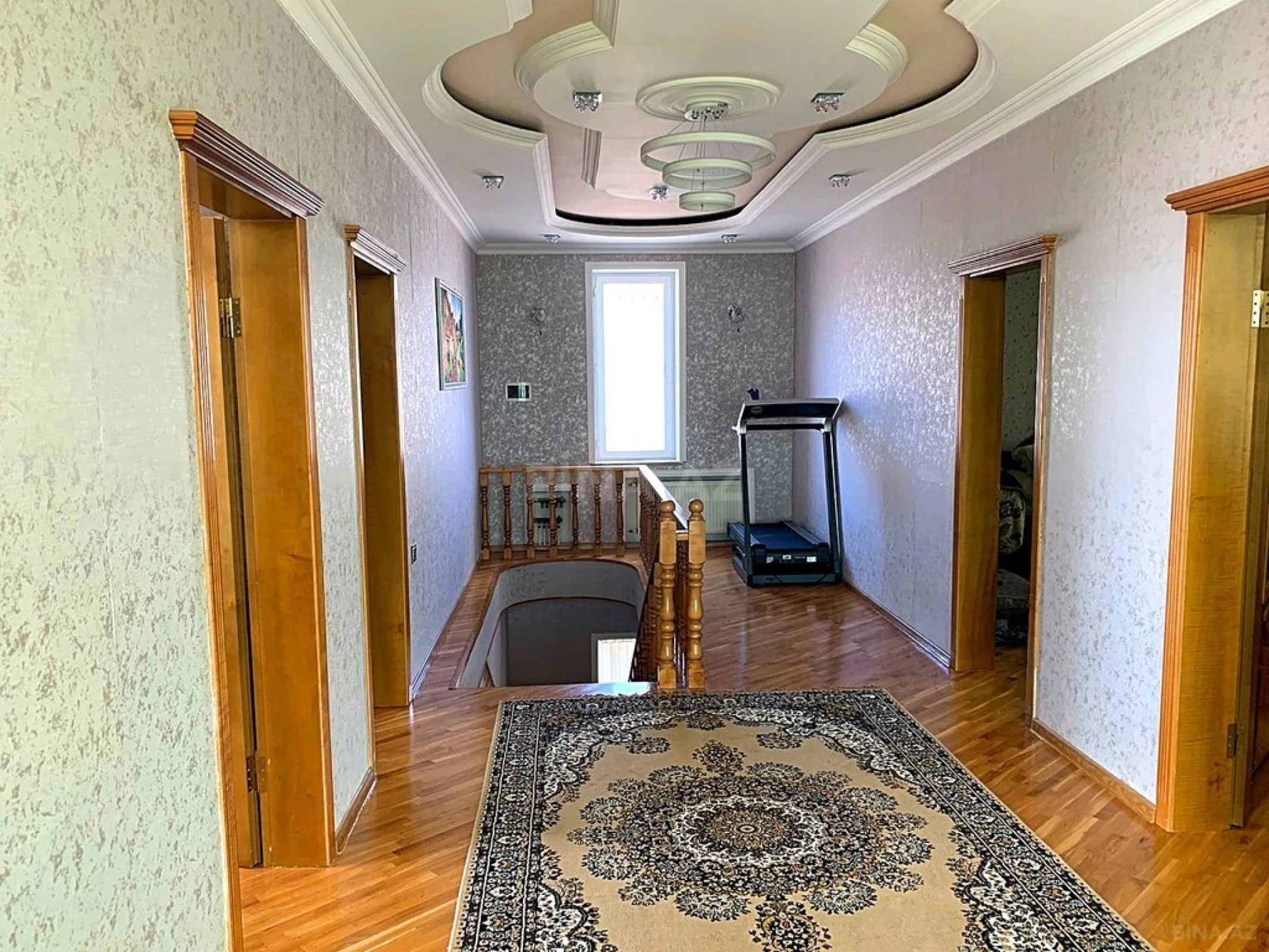 Satılır 5 otaqlı həyət evi 240 m²