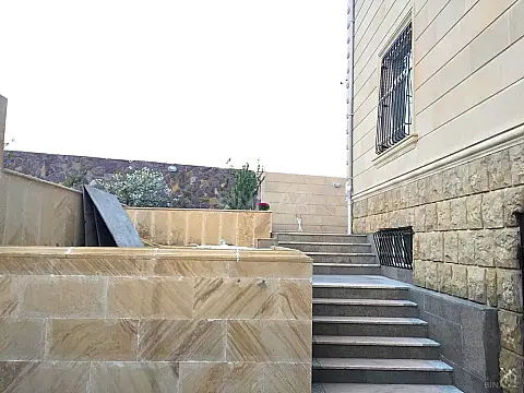 Satılır 5 otaqlı həyət evi 240 m²