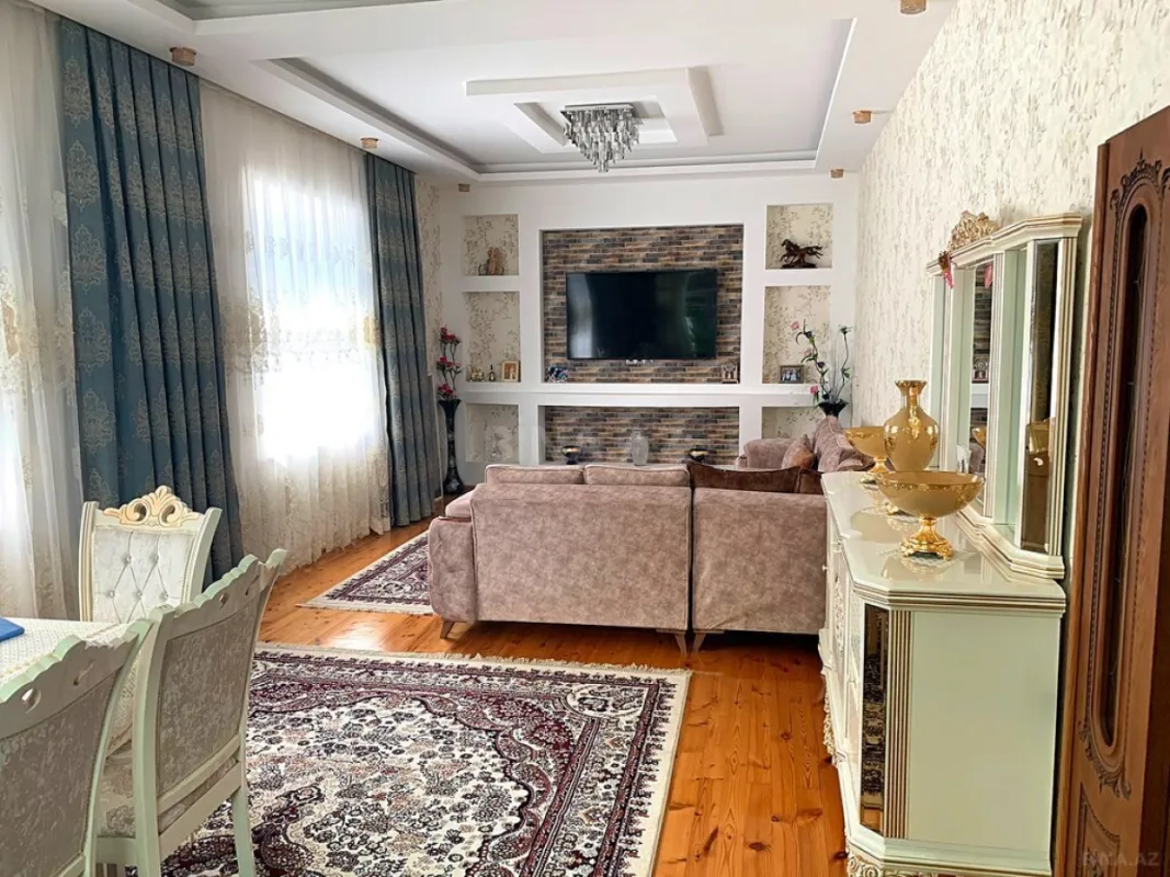 Satılır 5 otaqlı həyət evi 240 m²